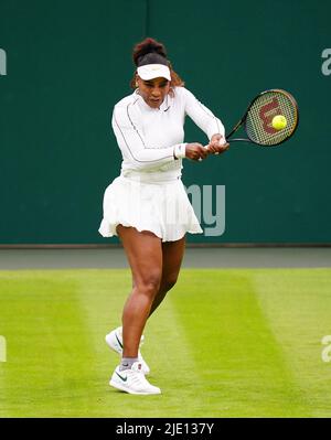 Serena Williams si esercita sul Center Court davanti al campionato Wimbledon 2022 all'All England Lawn Tennis and Croquet Club, Wimbledon. Data foto: Venerdì 24 giugno 2022. Foto Stock