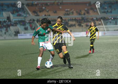 Il Bangladesh inoltra Srimoti KrishnaRani sarkar (R). La squadra di calcio femminile del Bangladesh ha tirato la sorpresa più grande nella loro storia quando le ragazze in re Foto Stock