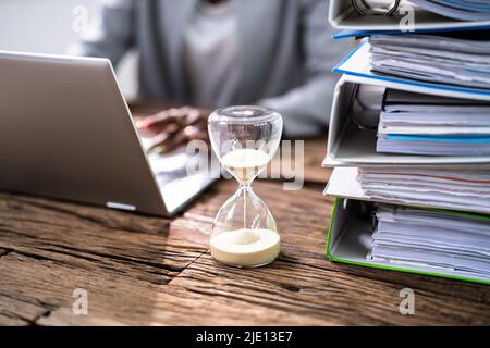 Black Accountant Woman lavora con fattura e clessidra Foto Stock