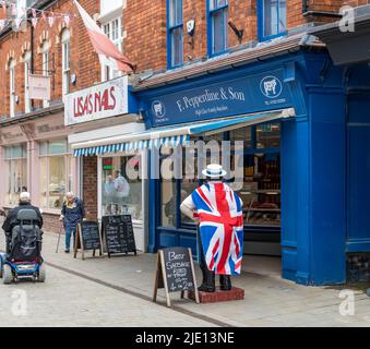 Macellai che fanno pubblicità a manichino che indossano la bandiera del jack dell'Unione Sencil Street Lincoln City 2022 Foto Stock