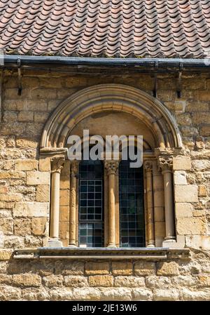 Finestra restaurata in casa normanna ripida collina Lincoln città vecchia 2022 Foto Stock