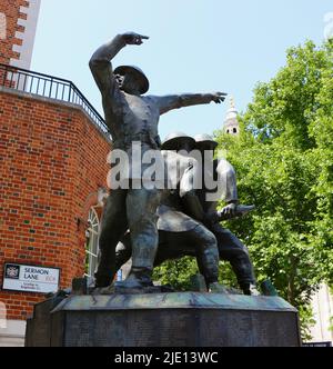 Monumento nazionale dei vigili del fuoco statua di bronzo City of London Inghilterra Regno Unito Foto Stock