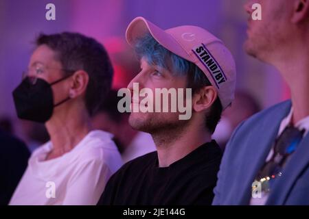 Colonia, Germania. 23rd giugno 2022. REZO, YouTuber, musicista, tappeto rosso, esposizione tappeto rosso, Presentazione dei Grimme Online Awards 2022 il 23 giugno 2022 in The Flora Koeln, Credit: dpa/Alamy Live News Foto Stock