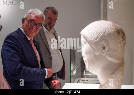 Trier, Germania. 24th giugno 2022. Renania-Palatinato Ministro degli interni Roger Lewentz (l, SPD) ride accanto al Direttore del Museo Marcus Reuter (Rheinisches Landesmuseum) durante una visita alla mostra "la caduta dell'Impero Romano". La mostra è visibile dal 25 giugno 2022 al 27 novembre presso il Rheinisches Landesmuseum, lo Stadtmuseum e il Museum am Dom. Credit: Harald Tittel/dpa/Alamy Live News Foto Stock