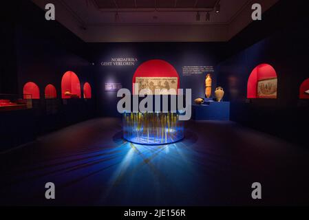 Trier, Germania. 24th giugno 2022. Una stanza che si riferisce alla perdita del Nord Africa al tempo dell'Impero Romano può essere vista alla mostra 'la caduta dell'Impero Romano'. La mostra può essere visitata dal 25.06.2022 al 27 novembre presso il Rheinisches Landesmuseum, lo Stadtmuseum e il Museum am Dom. Credit: Harald Tittel/dpa/Alamy Live News Foto Stock