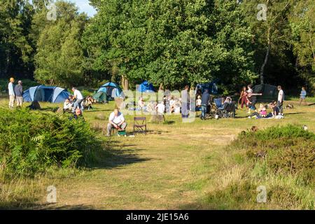 Derbyshire Regno Unito: 21 giugno 2018: Un incontro di persone al Nine Ladies Stone Circle celebra il Solstice e il Midestmers Day, Stanton Moor Foto Stock