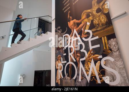 Trier, Germania. 24th giugno 2022. Una donna cammina nella scala dello Stadtmuseum Simeonstift per la mostra "l'eredità di Roma" come parte della mostra "la caduta dell'Impero Romano". La mostra può essere visitata dal 25.06.2022 al 27 novembre presso il Rhineland Regional Museum, il City Museum e il Museum am Dom. Credit: Harald Tittel/dpa/Alamy Live News Foto Stock