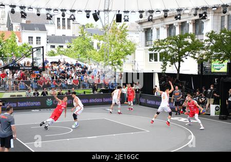 Anversa, Belgio. 24th giugno 2022. I giocatori gareggiano durante la partita a biliardo maschile della FIBA 3X3 World Cup tra Cina e Polonia ad Anversa, Belgio, 24 giugno 2022. Credit: Ren Pengfei/Xinhua/Alamy Live News Foto Stock