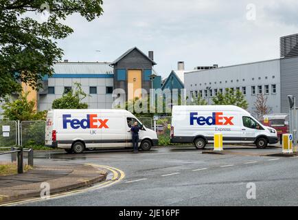 Due autisti FedEx che parlano Pelham Street lincoln City 2022 Foto Stock