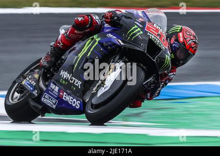 ASSEN - Fabio Quartararo (fra) sulla sua Yamaha in azione durante la seconda sessione di prove libere della MotoGP del 24 giugno 2022 sul circuito TT di Assen, Olanda. ANP VINCENT JANNINK Credit: ANP/Alamy Live News Foto Stock