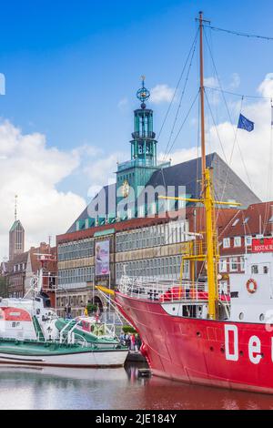 Navi colorate di fronte al municipio di Emden, Germania Foto Stock