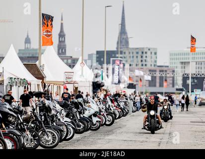 Amburgo, Germania. 24th giugno 2022. I ciclisti si cavalcano presso l'Harley Days Event Site. Il più grande raduno di motociclisti cittadini d'Europa celebra il calcio d'inizio. Credit: Axel Heimken/dpa/Alamy Live News Foto Stock