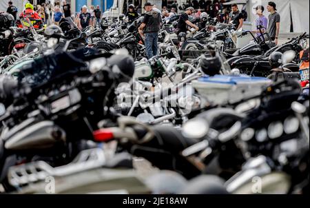 Amburgo, Germania. 24th giugno 2022. Innumerevoli motociclette sono parcheggiate presso l'Harley Days Event Site. Il più grande incontro in Europa con motociclisti nel centro della città celebra il calcio d'inizio. Credit: Axel Heimken/dpa/Alamy Live News Foto Stock
