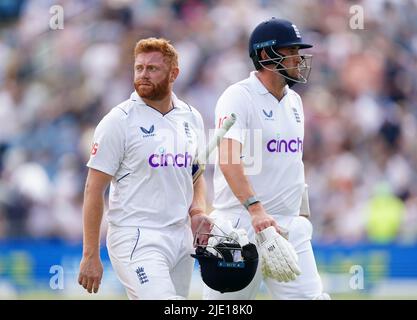 Inghilterra batting partnership Jonny Bairstow e Jamie Overton al tè durante il secondo giorno del terzo LV= Insurance Test Series Match allo stadio Emerald Headingley di Leeds. Data foto: Venerdì 24 giugno 2022. Foto Stock