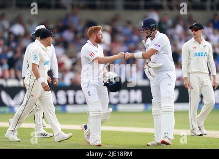 Inghilterra batting partnership Jonny Bairstow e Jamie Overton al tè durante il secondo giorno del terzo LV= Insurance Test Series Match allo stadio Emerald Headingley di Leeds. Data foto: Venerdì 24 giugno 2022. Foto Stock