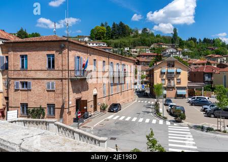 Monforte d'Alba, langhe, Italia - 02 maggio 2022: Il municipio del paese di Monforte d'Alba sulla collina delle Langhe dei vigneti del barolo Foto Stock