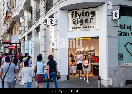 Gli acquirenti lasciano la catena di regali danesi, Flying Tiger Copenhagen, negozio in Spagna. Foto Stock