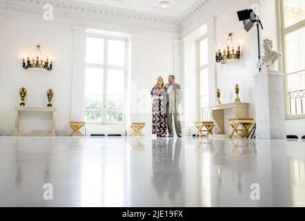 L'AIA - Paesi Bassi, 2022-06-24 14:03:53 L'AIA - Principessa Amalia e Re Willem-Alexander durante la sessione fotografica della famiglia reale al Palazzo Noordeinde. D'ora in poi, le sessioni fotografiche non si svolgono più esclusivamente prima che la famiglia reale vada in vacanza, ma in momenti in cui tutta la famiglia può essere presente. ANP SEM VAN DER WAL uscita paesi bassi - uscita belgio Foto Stock