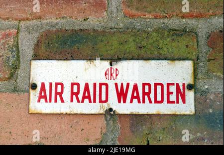 (ARP) cartello del guardiano del raid aereo, sul muro di mattoni, museo Saint Fagans, Cardiff Foto Stock