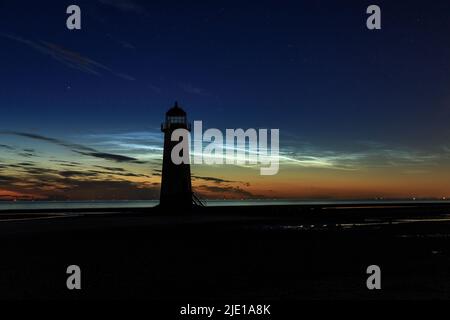 Nuvole di Nottilucent sopra il faro di Talacre, Galles del Nord Foto Stock