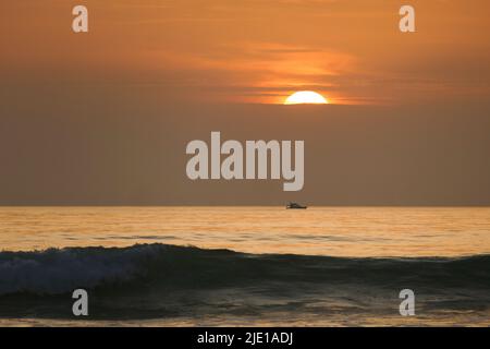 Tramonto sull'Oceano Atlantico, Francia Foto Stock