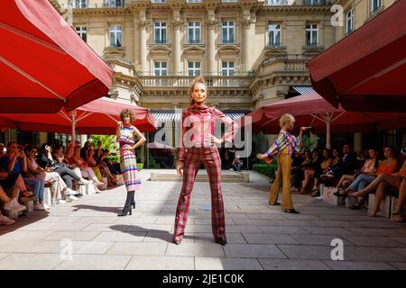 24 giugno 2022, Hessen, Francoforte sul meno: I modelli camminano durante la mostra della stilista Anja Gockel allo Steigenberger Frankfurter Hof. Foto: Jörg Halisch/dpa Foto Stock