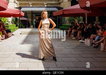 24 giugno 2022, Hessen, Francoforte sul meno: Un modello cammina durante la mostra della stilista Anja Gockel allo Steigenberger Frankfurter Hof. Foto: Jörg Halisch/dpa Foto Stock