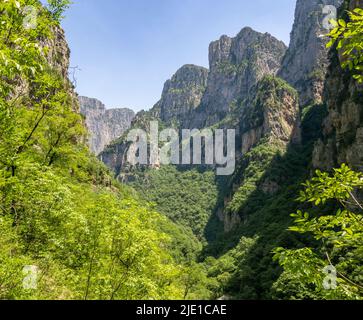 La Gola di Vikos nella regione di Zagori dei Monti Pindus della Grecia settentrionale - la vista dal livello del fiume Foto Stock