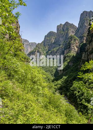 La Gola di Vikos nella regione di Zagori dei Monti Pindus della Grecia settentrionale - la vista dal livello del fiume Foto Stock