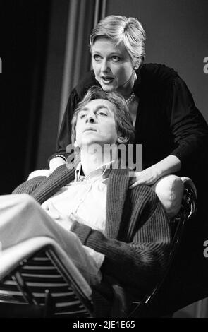 Jeremy Clyde (Max), Polly Adams (Charlotte) nella COSA REALE di Tom Stoppard al Teatro Strand, Londra WC2 16/11/1982 disegno: Carl Toms illuminazione: William Bundy regista: Peter Wood Foto Stock