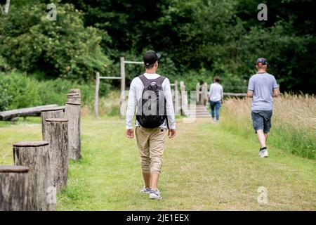 Bad Zwischenahn, Germania. 24th giugno 2022. I volontari sono alla ricerca di un ragazzo scomparso, Joe, in un parco giochi vicino alla Karl Jaspers Clinic nel distretto di Wehnen, ai limiti della città di Oldenburg. Nella ricerca di un giorno per il vecchio scomparso di otto anni a Oldenburg, la polizia ha anche schierato una squadra di omicidi. Credit: Hauke-Christian Dittrich/dpa/Alamy Live News Foto Stock