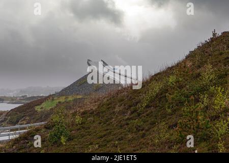 Il Ponte Storseisundet (in norvegese: Storseisundbrua) è il più lungo degli otto ponti che compongono l'Atlanterhavsveien Foto Stock