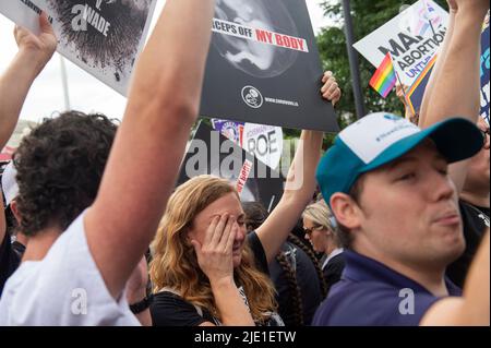 Le persone reagiscono alla sentenza della Corte Suprema degli Stati Uniti su Dobbs contro Jackson Women's Health Organization, al di fuori della Corte Suprema di Washington, DC il 24 giugno 2022. Credit: Rod Lammey/CNP /MediaPunch Foto Stock