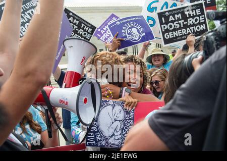 Le persone reagiscono alla sentenza della Corte Suprema degli Stati Uniti su Dobbs contro Jackson Women's Health Organization, al di fuori della Corte Suprema di Washington, DC il 24 giugno 2022. Credit: Rod Lammey/CNP /MediaPunch Foto Stock