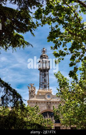 Parte dell'edificio dell'Ufficio postale centrale, noto anche come edificio de Correos, e Palacio de Comunicaciones nella città di Valencia in Spagna. Foto Stock