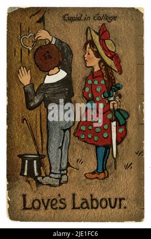 Cartolina originale e illustrata dell'epoca edoardiana con un ragazzo in Tam o'Shanter, cappello e una ragazza carina in un cappello di paglia. Il ragazzo incide un cuore d'amore su un albero, mentre la ragazza guarda. La didascalia è "Cupido in College, Love's Labour", potrebbe fare una bella cartolina di San Valentino . Pubblicato / datato settembre 1911 Foto Stock