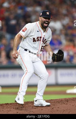 Houston Astros lanciando il lanciatore Jose Urquidy (65) reagisce dopo colpire fuori i Mets di New York designato hitter contro i Detroit Tigers Davis (28) con Foto Stock