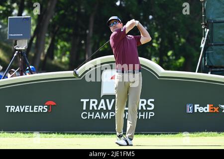 Cromwell CT, USA. 24th giugno 2022. Zach Johnson, di Cedar Rapids, IA, ha fatto un colpo dal tee 18th durante il secondo round del torneo di golf PGA Travelers Championship tenutosi presso TPC River Highlands a Cromwell CT. Crediti obbligatori Eric Canha/Cal Sport Media/Alamy Live News Foto Stock