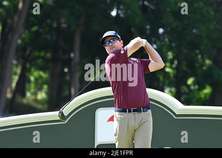 Cromwell CT, USA. 24th giugno 2022. Zach Johnson, di Cedar Rapids, IA, ha fatto un colpo dal tee 18th durante il secondo round del torneo di golf PGA Travelers Championship tenutosi presso TPC River Highlands a Cromwell CT. Crediti obbligatori Eric Canha/Cal Sport Media/Alamy Live News Foto Stock