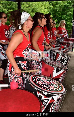 La band di batterizzazione Batala si esibisce in un banco da banda per esterni, Bristol, Regno Unito Foto Stock