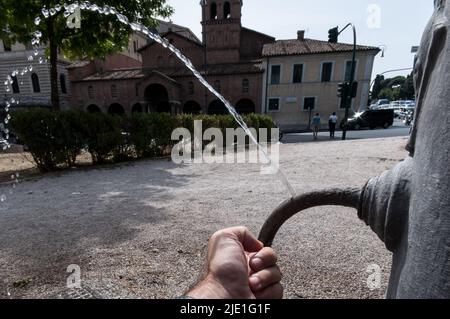 24 giugno 2022, Roma, Italia: Una fontana a Roma. Il 20 giugno il Lazio ha dichiarato uno stato di calamità per la siccità che ha colpito la regione centrale italiana e molti altri, soprattutto nel nord. Nicola Zingaretti, Governatore del Lazio, ha affermato che la mossa era volta ad adottare misure quali il risparmio di acqua in tutte le attività a partire dal consumo domestico. Un allerta per la siccità si è diffusa dalla valle del po, dove le acque sono tre quarti in giù in mezzo alla peggiore siccità degli ultimi 70 anni, a fiumi centrali come l'Arno, l'Aniene e il Tevere, che hanno la metà delle acque che normalmente fanno in questo periodo dell'anno, funzionari sa Foto Stock