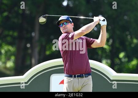 Cromwell CT, USA. 24th giugno 2022. Zach Johnson, di Cedar Rapids, IA, ha fatto un colpo dal tee 18th durante il secondo round del torneo di golf PGA Travelers Championship tenutosi presso TPC River Highlands a Cromwell CT. Crediti obbligatori Eric Canha/Cal Sport Media/Alamy Live News Foto Stock