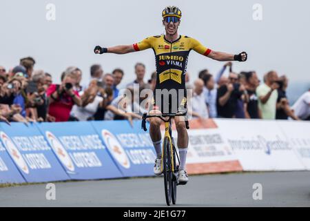 Drenthe, Paesi Bassi. 24th giugno 2022. EMMEN - ciclista Pascal Eenkhoorn vince i Campionati nazionali di ciclismo a Drenthe. ANP BAS CZERWINSKIA Credit: ANP/Alamy Live News Foto Stock