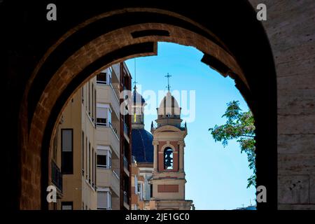 L'arco sotto le Quart Towers a Valencia, Spagna. Costruito nel 1400s come parte delle mura della città di Valencias Foto Stock