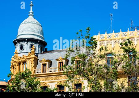 Uno dei molti edifici decorati e belli di Valencia in Spagna Foto Stock