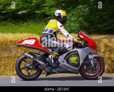 500 GP Legend Wayne Rainey è tornato sulla sua Yamaha YZR al Goodwood Festival of Speed 30 anni dopo il suo crash finale di carriera. Il 24th 2022 giugno Wayne Rainey tre volte campione del mondo 500cc è stato affiancato da altri greats del Gran premio 500cc, Mick Doohan, Kevin Schwantz e Kenny Roberts. Salendo sulla collina a Goodwood, Wayne Rainey si è mossi verso una folla acclamata mentre guidava la sua YZR Yamaha 5OO. Le persone che frequentano il festival potrebbero avvicinarsi alle macchine e ai piloti del paddock motociclistico. Mick Doohan e Kevin Schwantz erano a disposizione per firmare autografi. Foto Stock