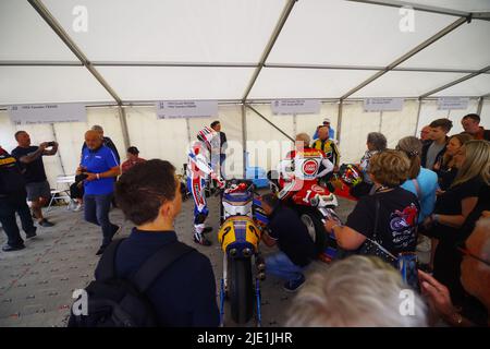 500 GP Legend Wayne Rainey è tornato sulla sua Yamaha YZR al Goodwood Festival of Speed 30 anni dopo il suo crash finale di carriera. Il 24th 2022 giugno Wayne Rainey tre volte campione del mondo 500cc è stato affiancato da altri greats del Gran premio 500cc, Mick Doohan, Kevin Schwantz e Kenny Roberts. Salendo sulla collina a Goodwood, Wayne Rainey si è mossi verso una folla acclamata mentre guidava la sua YZR Yamaha 5OO. Le persone che frequentano il festival potrebbero avvicinarsi alle macchine e ai piloti del paddock motociclistico. Mick Doohan e Kevin Schwantz erano a disposizione per firmare autografi. Foto Stock