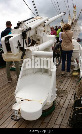 Uno dei due supporti bianchi DA 37 mm BAZAN utilizzati per la saluta delle armi sulla nave da addestramento navale spagnola Elcano Open Day Santander Cantabria Spagna Foto Stock