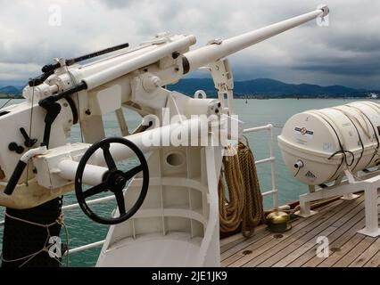 Uno dei due supporti bianchi DA 37 mm BAZAN utilizzati per la saluta delle armi sulla nave da addestramento navale spagnola Elcano Open Day Santander Cantabria Spagna Foto Stock