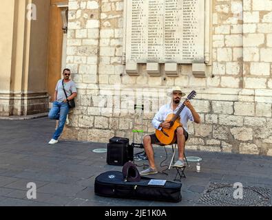 Uomo che gioca chitarra a Nizza Francia Foto Stock